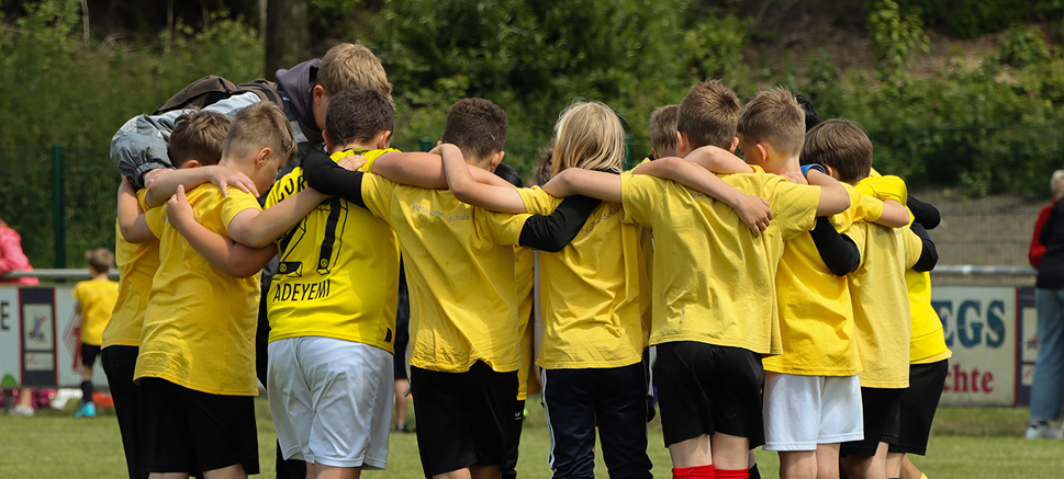 Ranzencup Team steht im Kreis und schwört sich ein